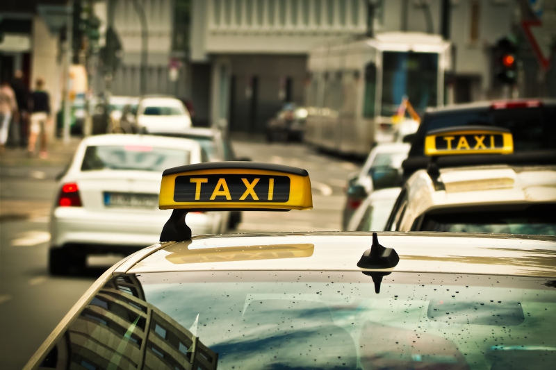 taxis-BEZAUDUN LES ALPES-min_road-traffic-car-glass-driving-city-583084-pxhere.com