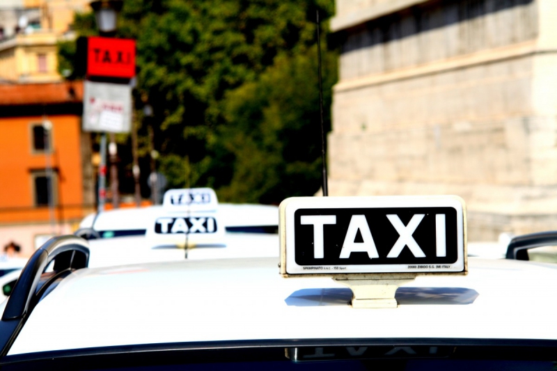 taxis-BEZAUDUN LES ALPES-min_taxi_auto_rome_road_white-1051610